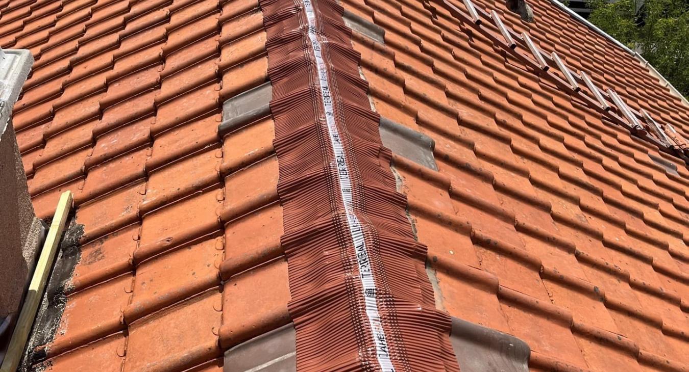 Démoussage de toiture et remplacement de faîtage